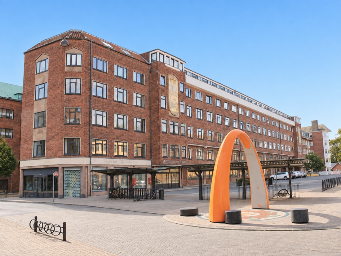 Bygningen ved Skt. Anne Plads med den orange skulptur foran